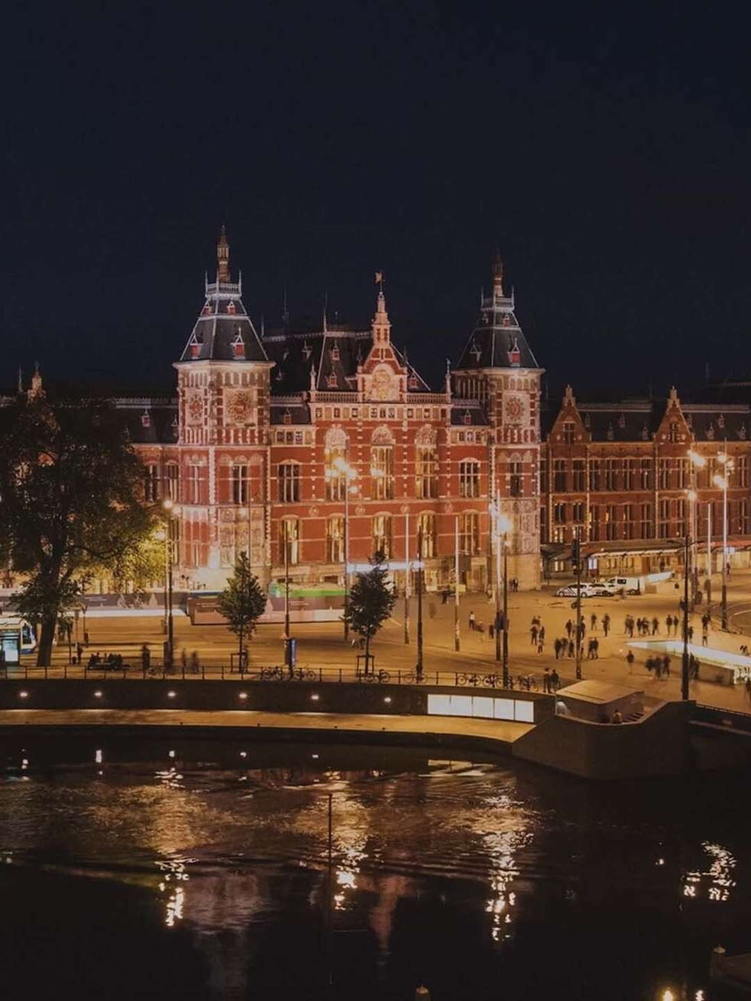 Amsterdam Central 24/7 “Pride” S1E5 October 1 2025 on National Geographic